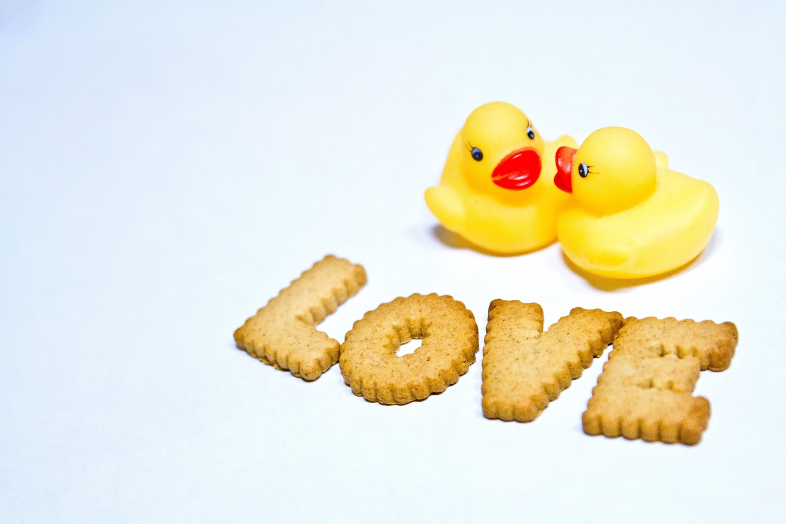 LOVEクッキーと黄色いアヒルのおもちゃ2個