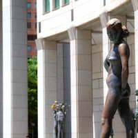 青空を背景にした都庁前のブロンズ像の写真