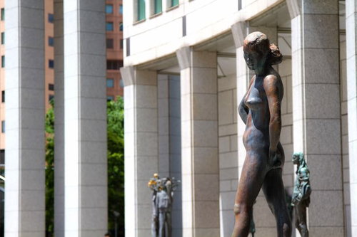 青空を背景にした都庁前のブロンズ像