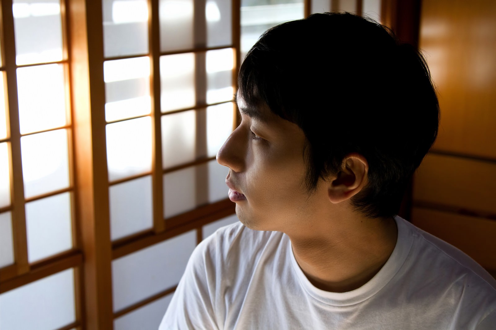縁側から外を見つめる甚平の男性［モデル：大川竜弥］
