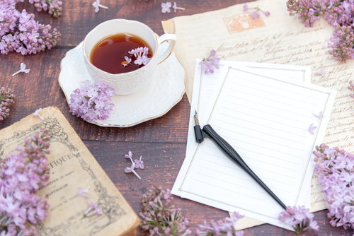 ティーカップに浮かぶライラックと白紙のレターセット