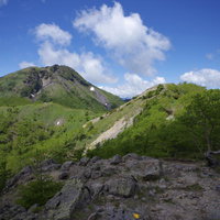 前白根山登山道から眺める日光白根山と岩場の風景の写真