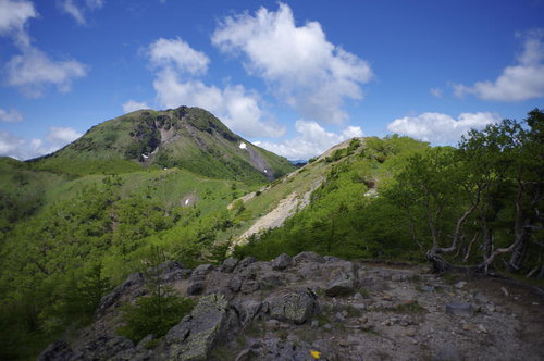 前白根山登山道から眺める日光白根山と岩場の風景