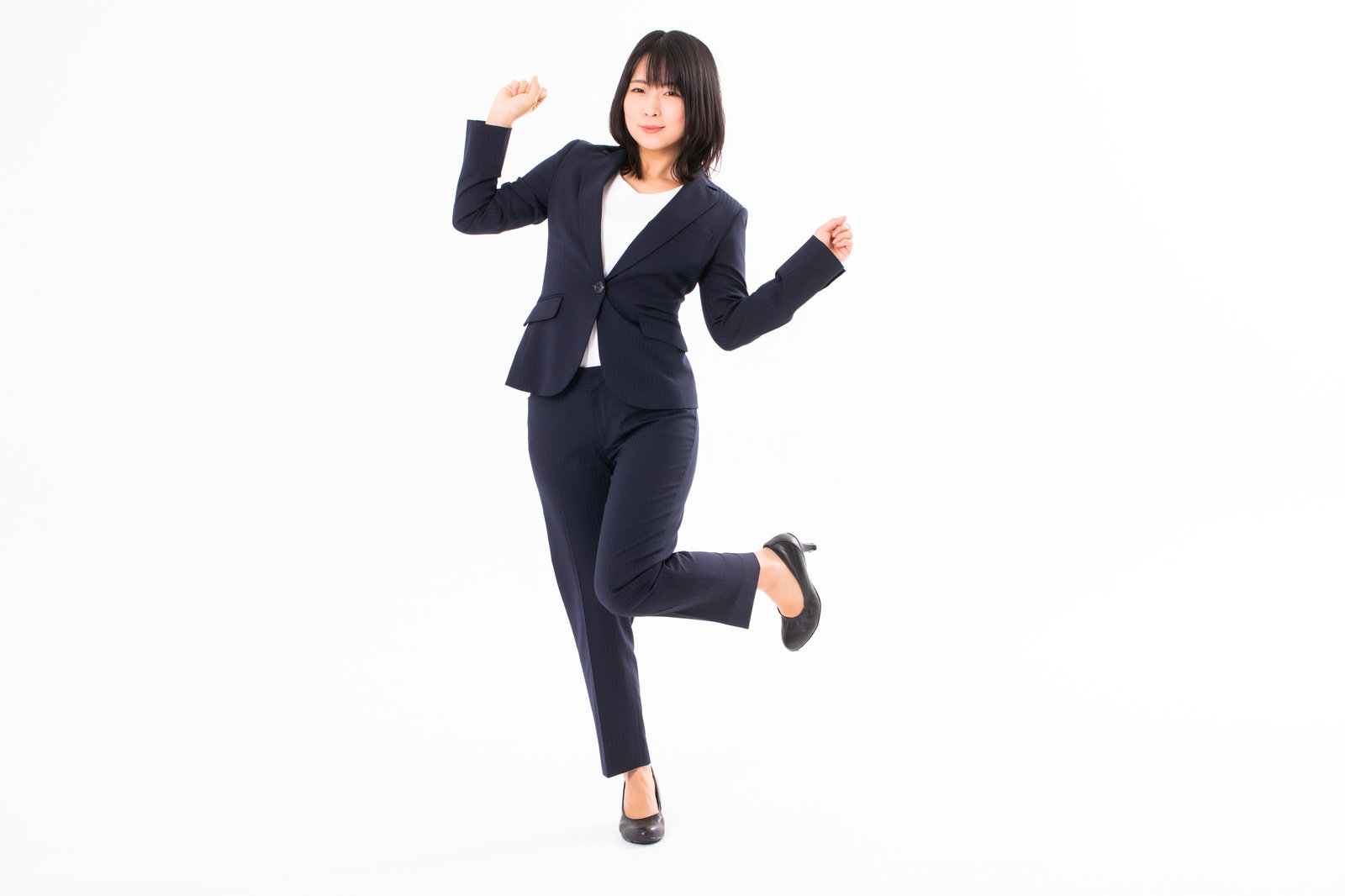 両手を上げて喜ぶ黒いスーツ姿の女性社員［モデル：にゃるる］
