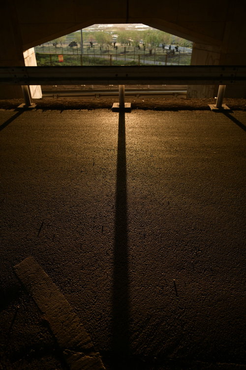 高架下の街灯に照らされたガードレールのシルエット