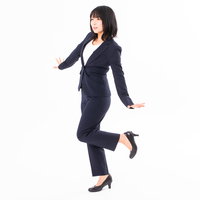 バランスを崩しながらやったーと喜ぶ女性社員の写真