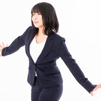 セーフを告げる女性社員のバランスポーズ、自信と安定を表現の写真