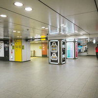 案内表示と人が行き交う渋谷駅の迷路のような電車乗り換え通路の写真