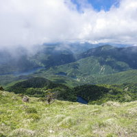 大小さまざまな池が見える日光白根山山頂の景色の写真