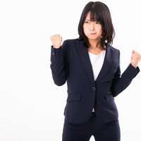 ご立腹のリクスー女子、両手を握りしめて怒るの写真