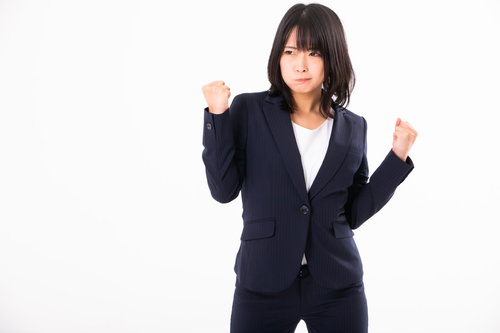 ご立腹のリクスー女子、両手を握りしめて怒る