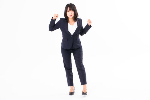 憤怒して両手を腰に当て待ち構える女性社員