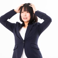 ああああああ やってしまったぁあああ～頭を抱えて絶望する女性の写真