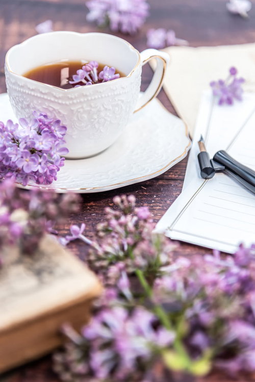 ライラックとティーカップが彩る書き始めた手紙