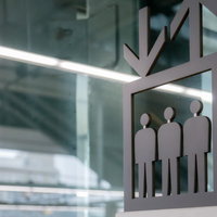 高輪ゲートウェイ駅の駅構内に設置されたモダンなエレベーターの写真