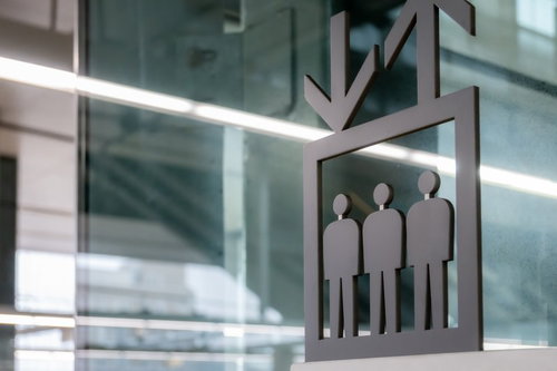 高輪ゲートウェイ駅の駅構内に設置されたモダンなエレベーター