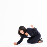 地面を叩いて悔しがる女性社員の憤怒表現、拳を振り上げる怒りの感情の写真