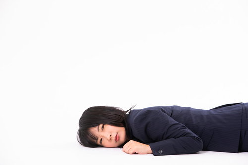 もうここから動きません・・・床に横たわる疲れ果てた女性