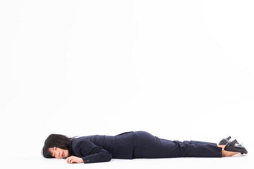 倒れながら爆睡する社畜女子