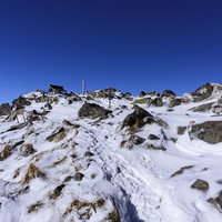 強風で雪が少ない日本百名山・日光白根山の山頂の写真