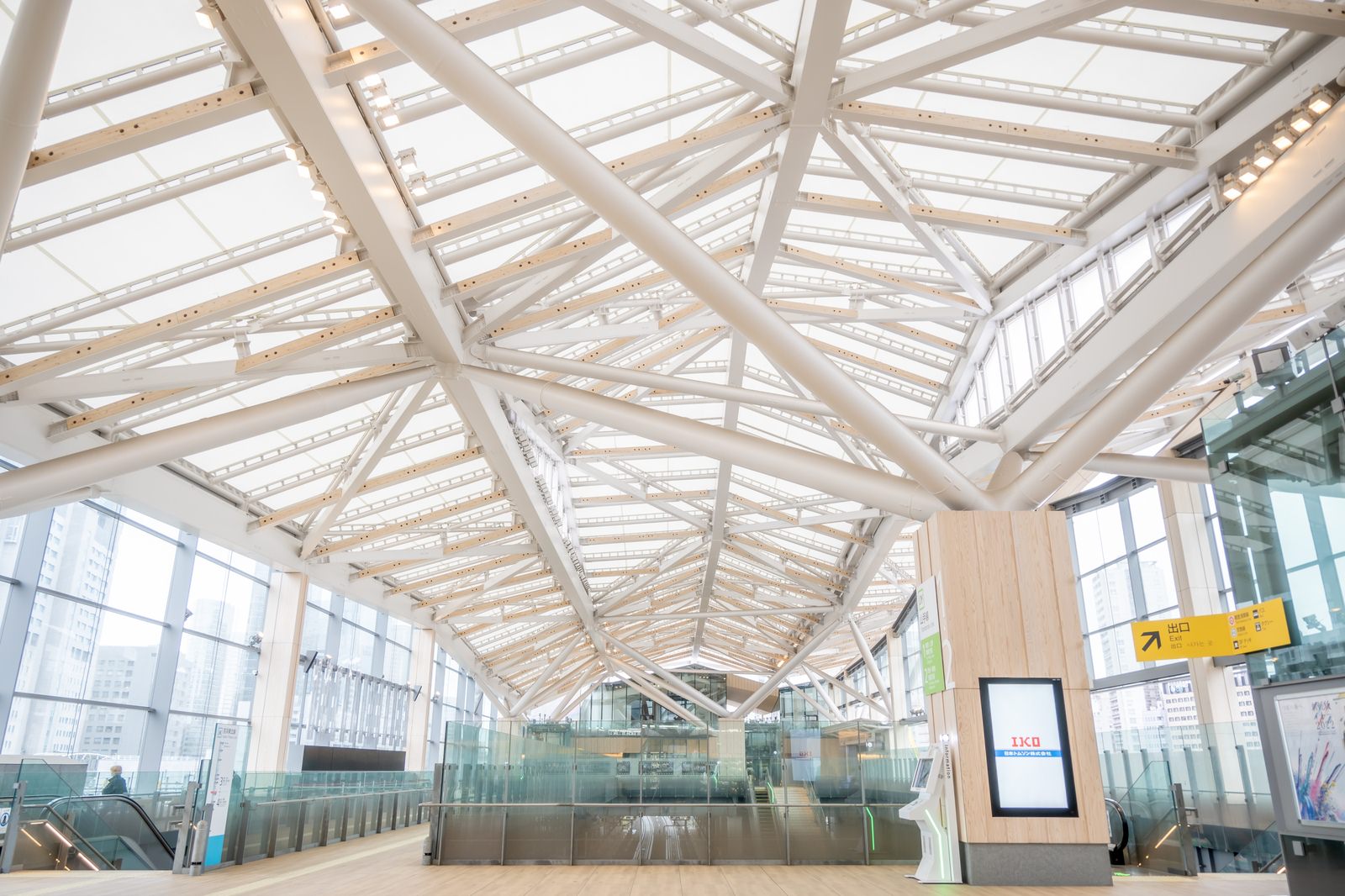 高輪ゲートウェイ駅構内の複雑な鉄骨フレームとガラス張りの天井