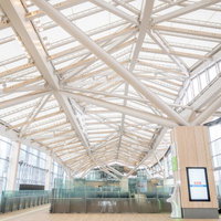高輪ゲートウェイ駅構内のガラス張り天井と鉄骨フレームの写真