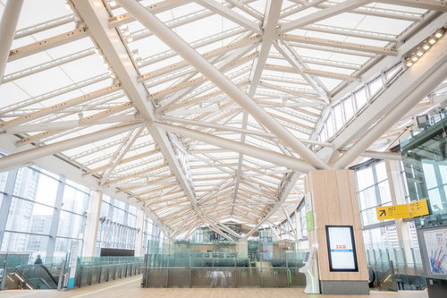 高輪ゲートウェイ駅構内のガラス張り天井と鉄骨フレーム