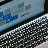 日本語キーボード搭載のノートパソコンで作業中の写真