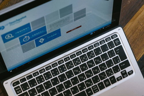 日本語キーボード搭載のノートパソコンで作業中