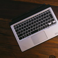 取り外されて残ったキーボードの写真