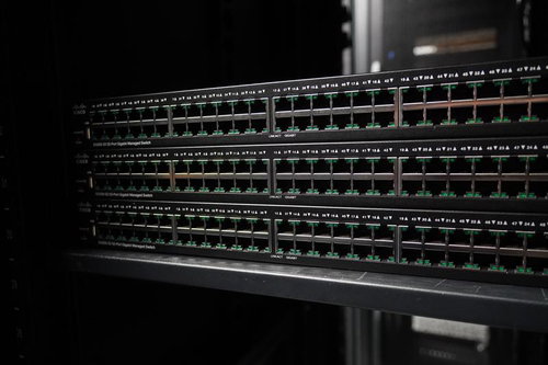 ラックにマウントされたCiscoのネットワークスイッチ