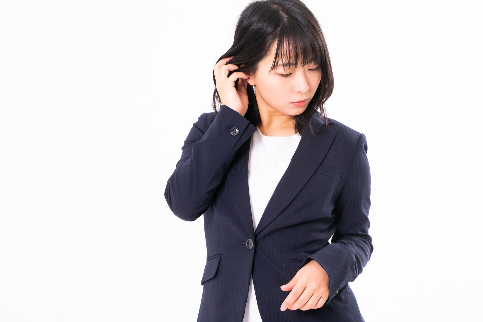髪を耳にかけてピアスが見える女性［モデル：にゃるる］
