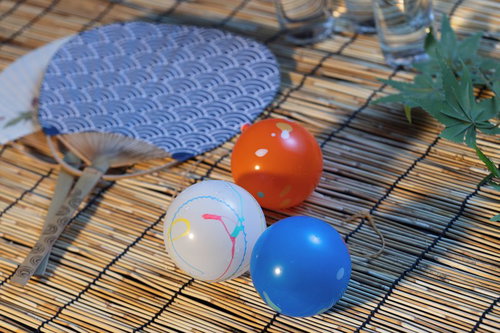 水風船と団扇、夏祭りの想い出