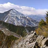 石灰岩採石で削り取られた秩父の武甲山の山肌の写真