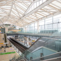 高輪ゲートウェイ駅構内のガラス屋根とエスカレーターの写真