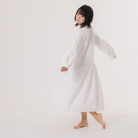 白いワンピースを着てくるりと回る女性モデルのポートレートの写真