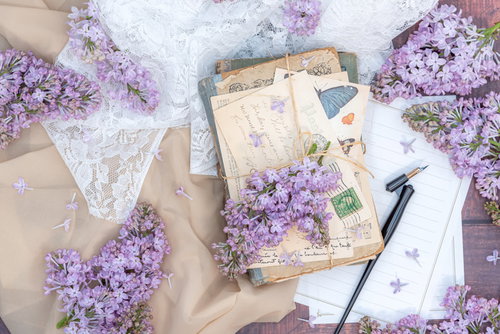 紫のライラックを散らした白紙の便箋と紐で縛った手紙