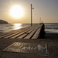 千葉県南房総市・原岡桟橋から見た夕日と海の風景の写真