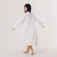 振り向き様に不機嫌な表情の白いワンピース姿の女性の写真