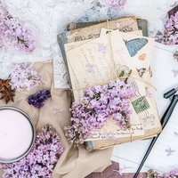 ライラックと洋書が添える手紙セット、万年筆とポストカードの写真