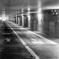 モノクロで撮影した高輪橋架道路のトンネル内部の写真