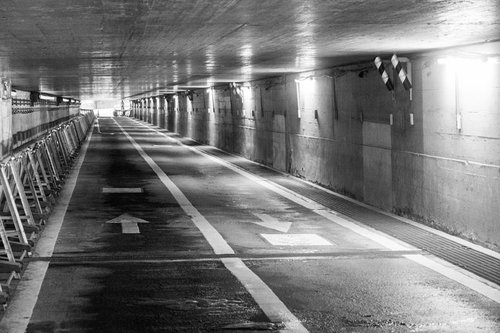 モノクロで撮影した高輪橋架道路のトンネル内部