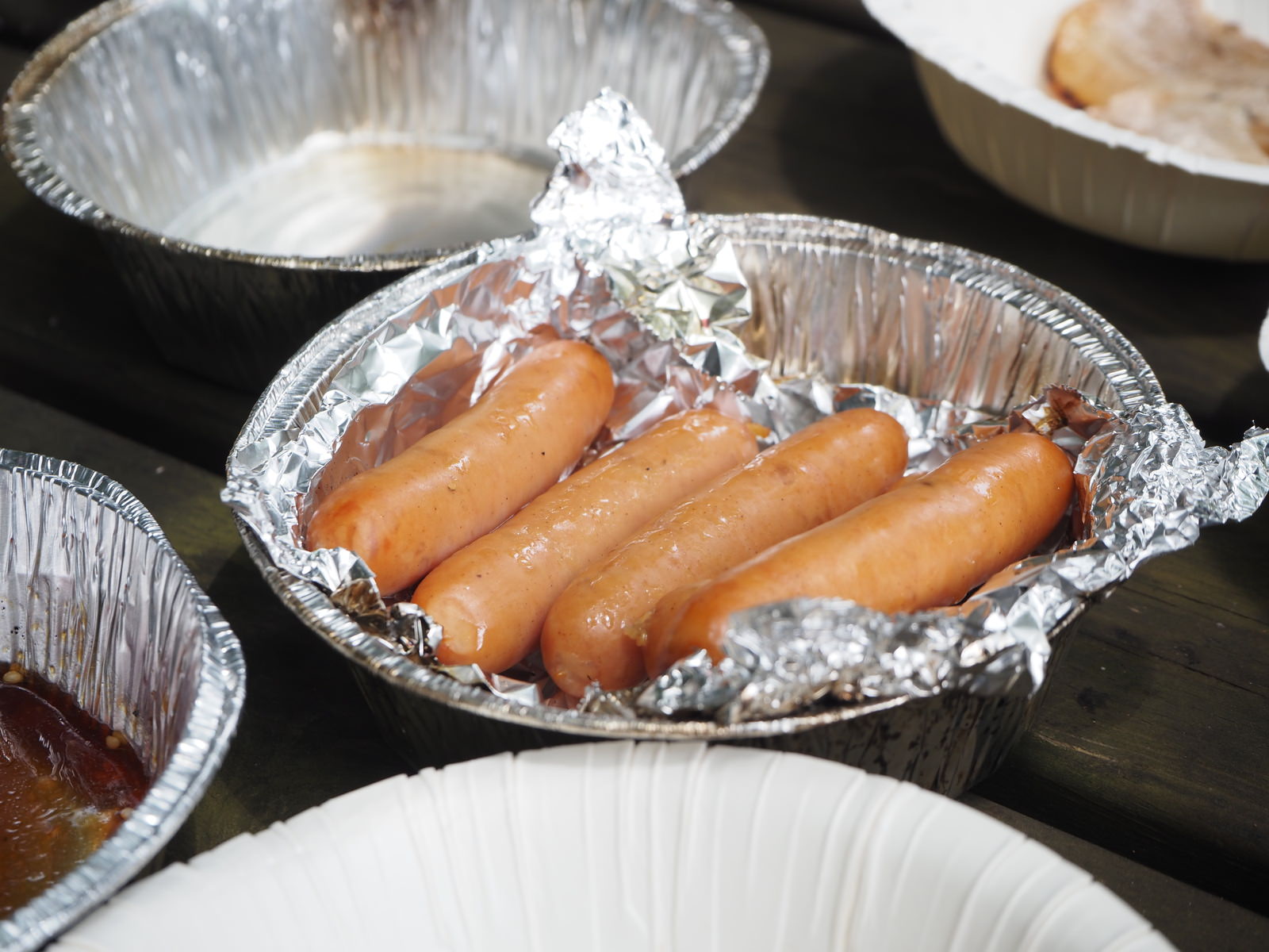アルミ皿に盛られた焼き色のついたウィンナー