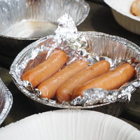 食卓に並ぶ焼き色のついたウィンナーとソーセージの写真