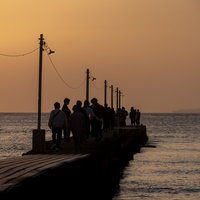 千葉県南房総市・原岡桟橋に並ぶ観光客の夕焼けシルエットの写真