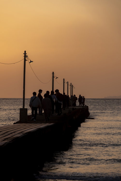 千葉県南房総市・原岡桟橋に並ぶ観光客の夕焼けシルエット
