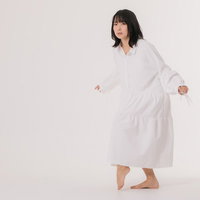 そろりそろりと物音を立てないように近づく白い服の女性の写真