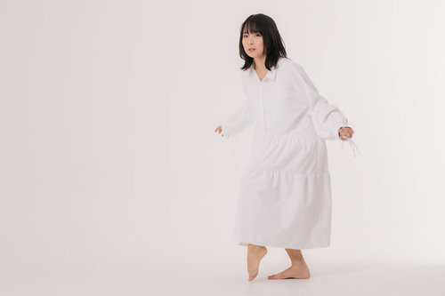 そろりそろりと物音を立てないように近づく白い服の女性