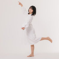 テンション高めの女性モデルが片足立ちでポーズを決めるの写真