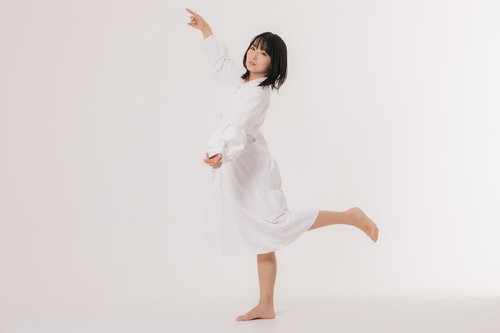 テンション高めの女性モデルが片足立ちでポーズを決める